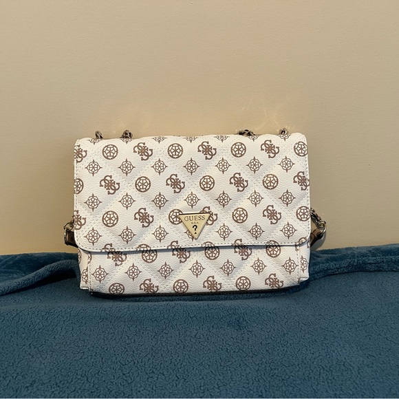 GUESS CESSILY LOGO QUILTED
CROSSBODY BAG NEVER USED - Picture 3 of 4